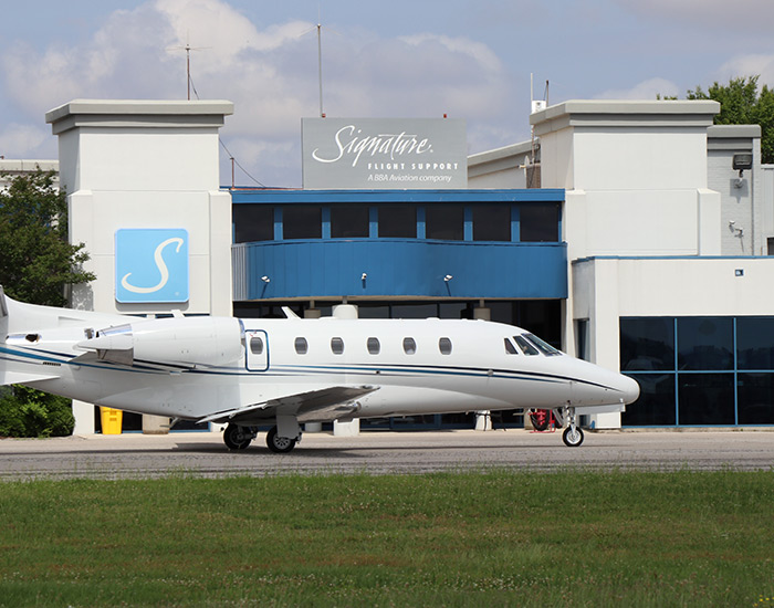 Signature Flight Support building and plane